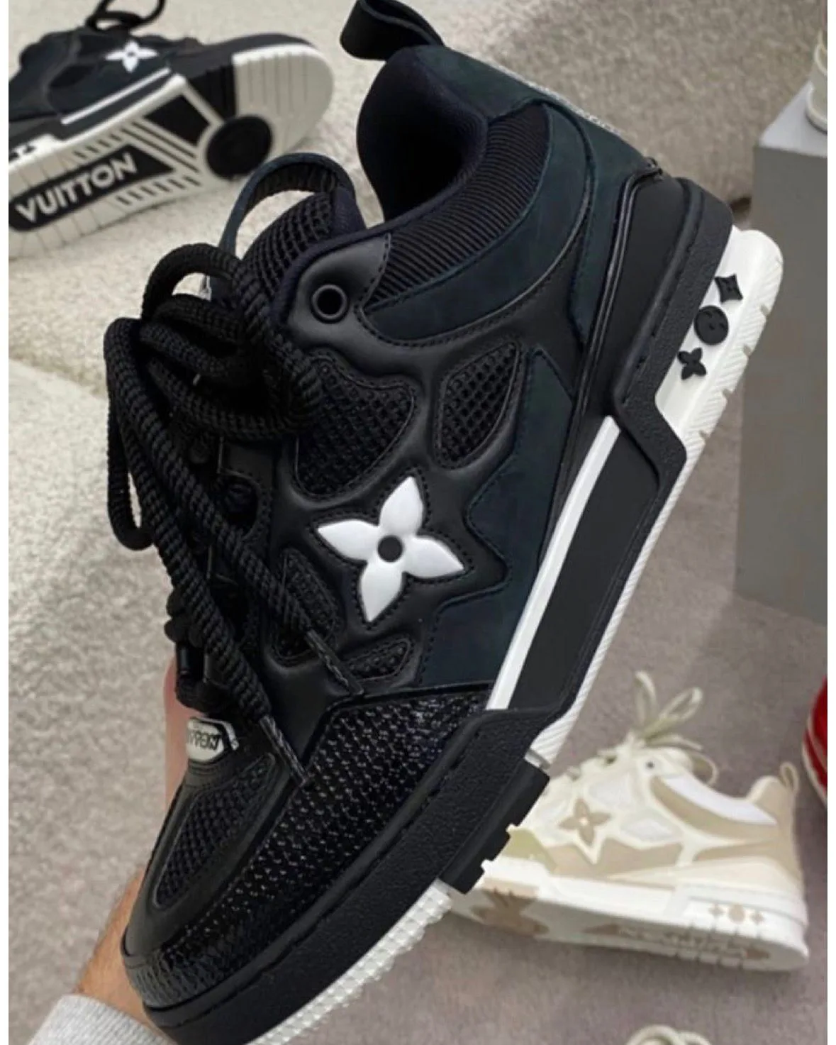 LV Skate Negra Flor Blanca